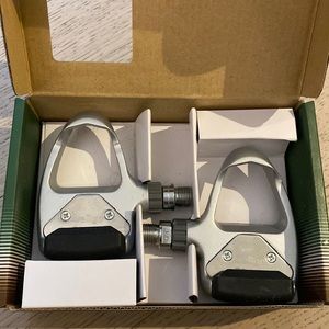 Wellgo bike clips in silver. Clipless Single-side road pedal. New with tags!